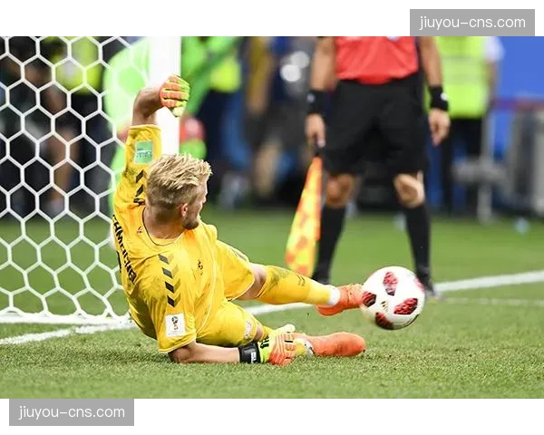 特写：弗罗西诺内门将扑出点球后，看台上患病小球迷的泪水