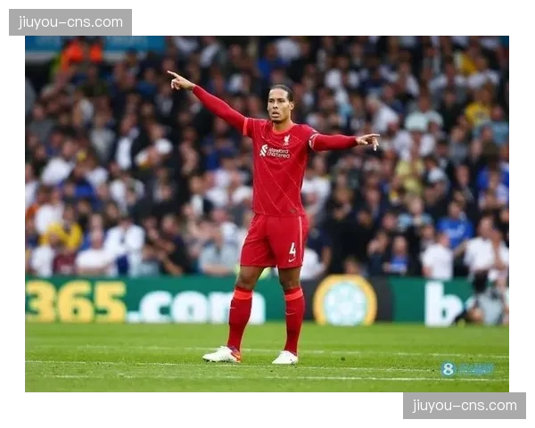 退役球员范戴克加入荷兰电视台，担任欧冠比赛的定位球战术解说嘉宾