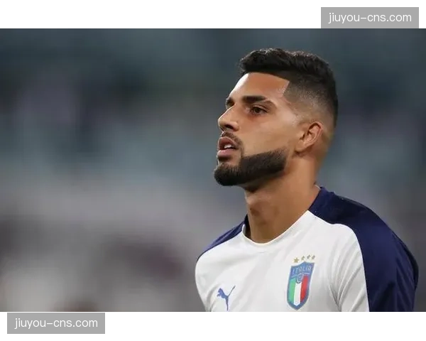 场边战术板显示，巴黎助教正通过平板向球员展示对手混合防守的薄弱区域