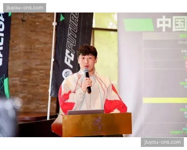 西甲上海足球学院青训活动，武磊与年轻球员互动